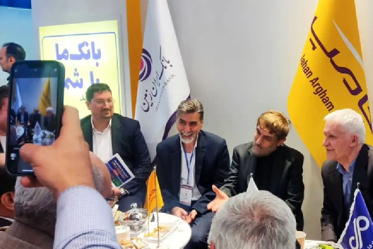 بازدید عضو مجمع تشخیص مصلحت نظام از غرفه بانک ایران زمین در یازدهمین نمایشگاه تراکنش ایران