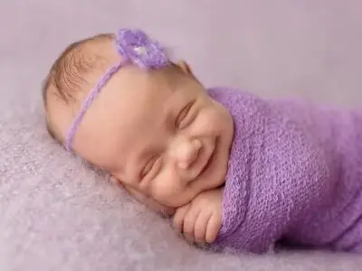 چرا نوزادان در خواب لبخند می‌زنند؟