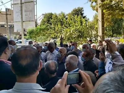 تجمع بازنشستگان تأمین اجتماعی لرستان  مقابل ساختمان سازمان در استان  