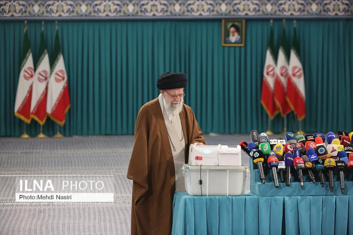 رهبر انقلاب رای خود را در صندوق الکترونیکی انتخابات ثبت کردند