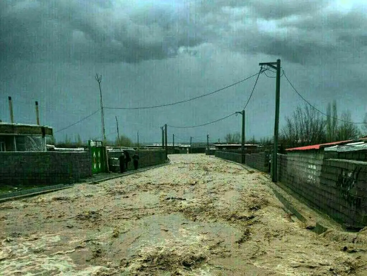 نجات 8 شهروند همدانی از محاصره سیلاب/ انتقال محبوسان به مکان‌های امن