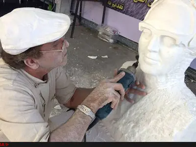 رونمایی از سردیس کیارستمی در سالروز درگذشتش/تیم زیباسازی شهرداری فقط ایده‌های خود را قبول دارد/بلاتکلیفی در ساخت سردیس آتش‌نشانان پلاسکو 