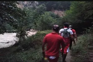نجات ۱۰ نفر گرفتار در سیلاب آبشار سمبی توسط نجاتگران هلال احمر بهشهر