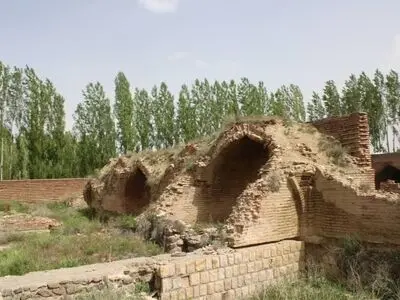 مرمت و بازسازی کاروانسرای الخلج بستان آباد در بند تعیین مالکیت