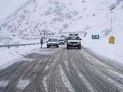 تردد در محورهای برف‌گیر استان مرکزی با زنجیر چرخ امکان پذیر است