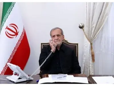 بزشکیان یؤکد على مواصلة الجهود لتعزیز التعاون بین ایران ومالیزیا