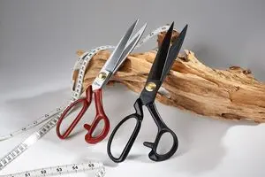 چگونه قیچی را تیز کنیم ؟؛ روش‌های تیز کردن قیچی با فویل، کاغذ سنباده، سنگ و...
