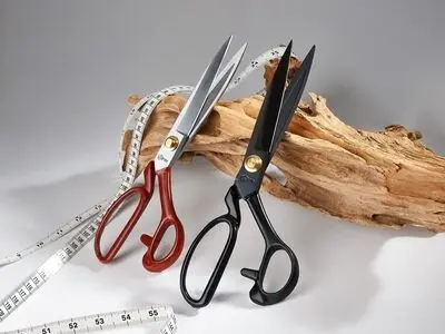 چگونه قیچی را تیز کنیم ؟؛ روش‌های تیز کردن قیچی با فویل، کاغذ سنباده، سنگ و...