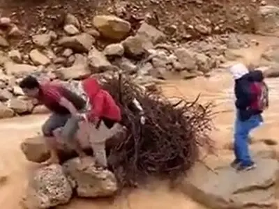معلم بختیاری برای نجات دانش‌آموزانش به دل سیلاب زد + فیلم