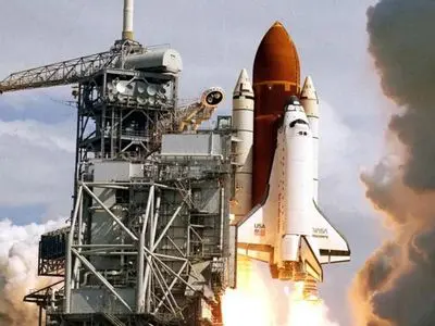 تصویری جالب از انتقال شاتل فضایی ناسا به موزه