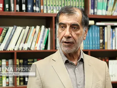 تدوین مکتب رهبر شهید برای آیندگان ضروری است