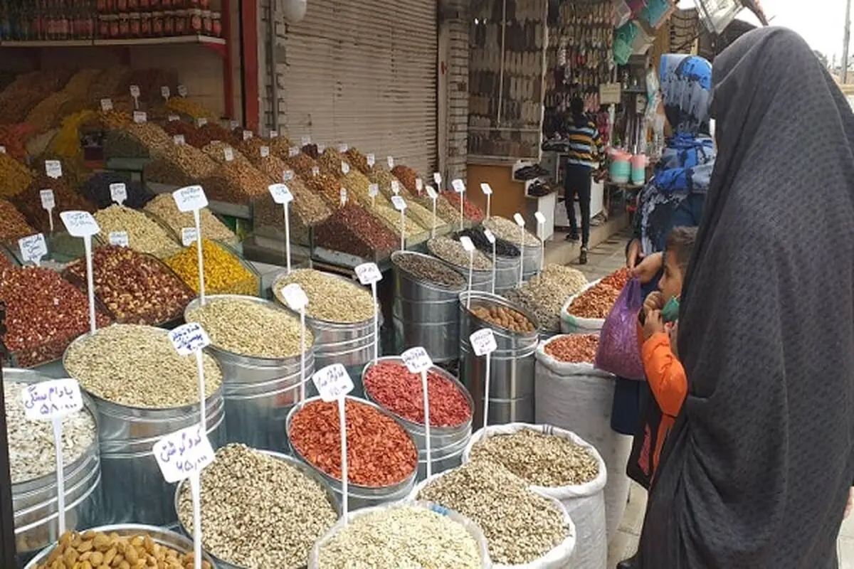 کام شهروندان از شیرینی شب عید تلخ شد / مردم تماشاگر بازار شب عید/ فروش پسته‌های کیفیت پایین با خطر بیماری
