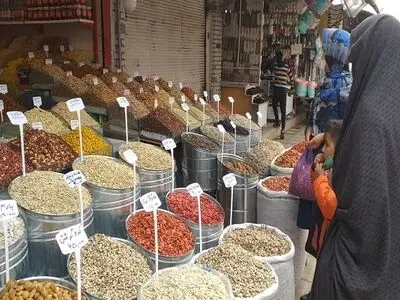 کام شهروندان از شیرینی شب عید تلخ شد / مردم تماشاگر بازار شب عید/ فروش پسته‌های کیفیت پایین با خطر بیماری
