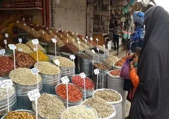کام شهروندان از شیرینی شب عید تلخ شد / مردم تماشاگر بازار شب عید/ فروش پسته‌های کیفیت پایین با خطر بیماری
