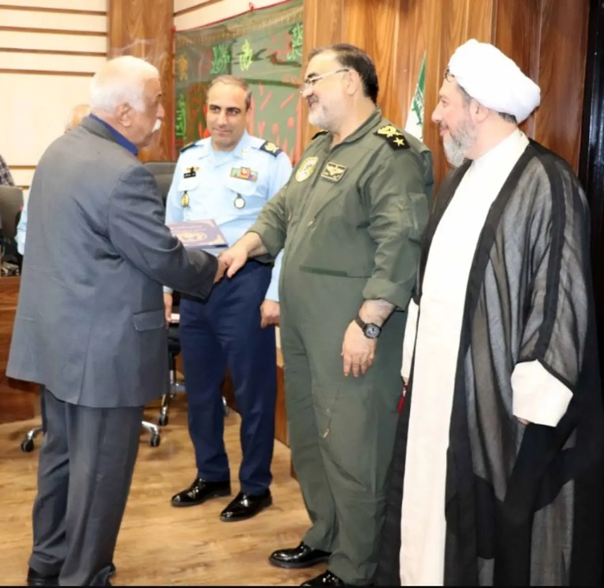لزوم بهره‌‌گیری از تجربیات آزادگان در تربیت نسل جدید