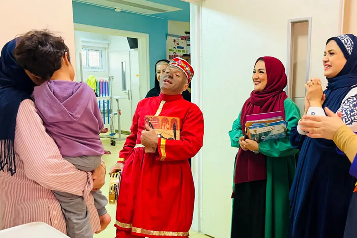 اجرای برنامه هنری برای کودکان در بیمارستان شهر تاکستان 