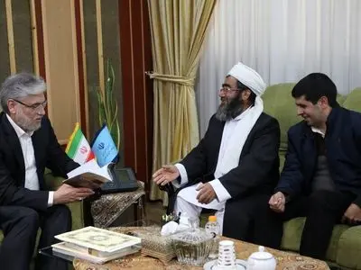 ملاقات وزیر علوم با پدر امیرمحمد خالقی پس از بخشش قاتل/ مدرسه‌ای به نام او در روستای خودش ساخته می‌شود