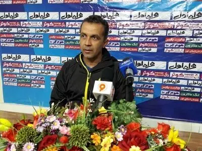 برخورد سرمربی قشقایی و ناظر مسابقه در لیگ آزادگان