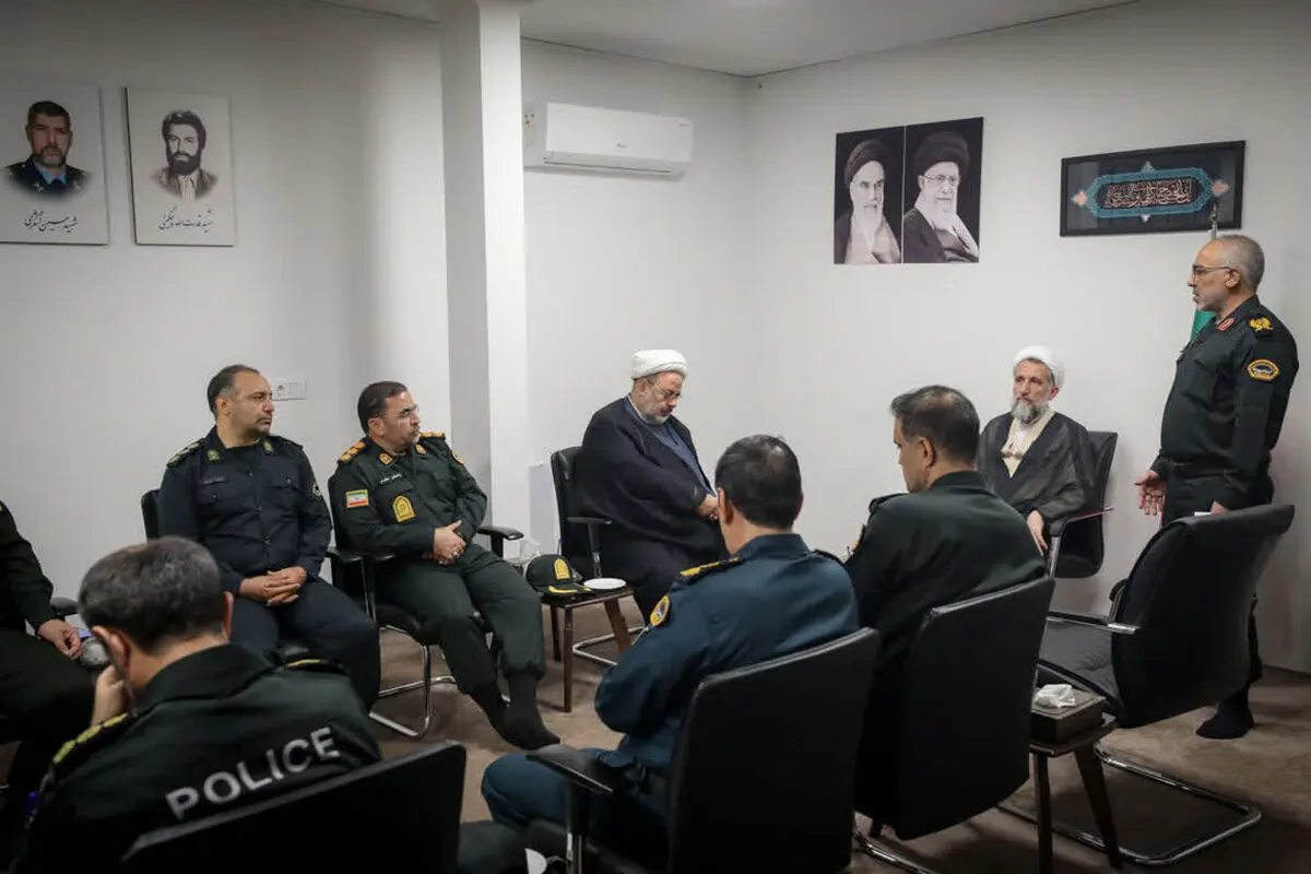 نیروهای انتظامی با حداقل حقوق خدمت میکنند نیروهای انتظامی با حداقل حقوق خدمت میکنند