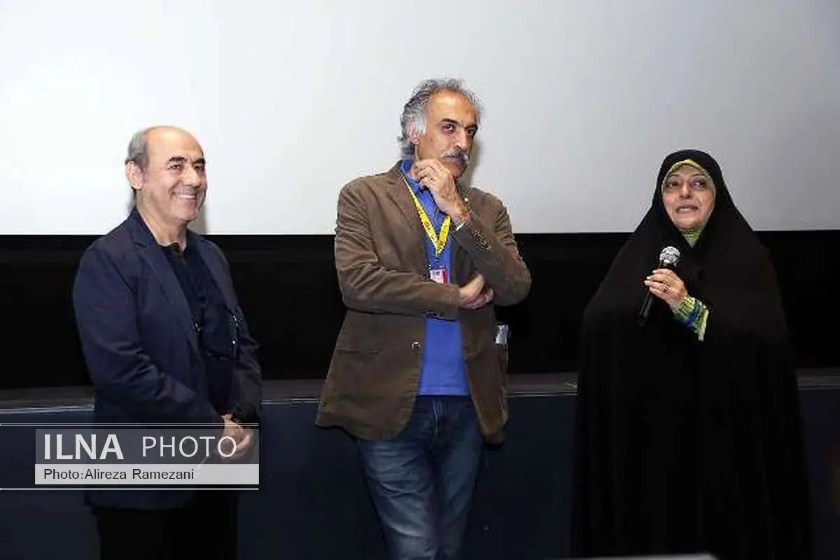 نمایش فیلم یخ و آسمان همزمان با سفر ظریف 