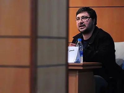 هنوز برخی آمریکا را با این همه جنایت؛ خیرخواه ما و پیام‌آور دموکراسی می دانند/ حق مطلب درباره شهادت رهبر و فجایع جنگ ادا نشد