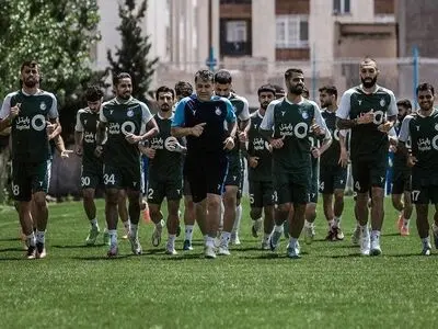 حسن اشجاری: در استقلال همه برای نکونام بازی می‌کنند.
