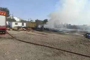 جزئیاتی از مصدومیت سه  آتش‌نشان در حریق پالت سازی کرج