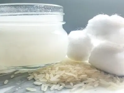 فواید شگفت انگیز آب برنج برای پوست و مو 