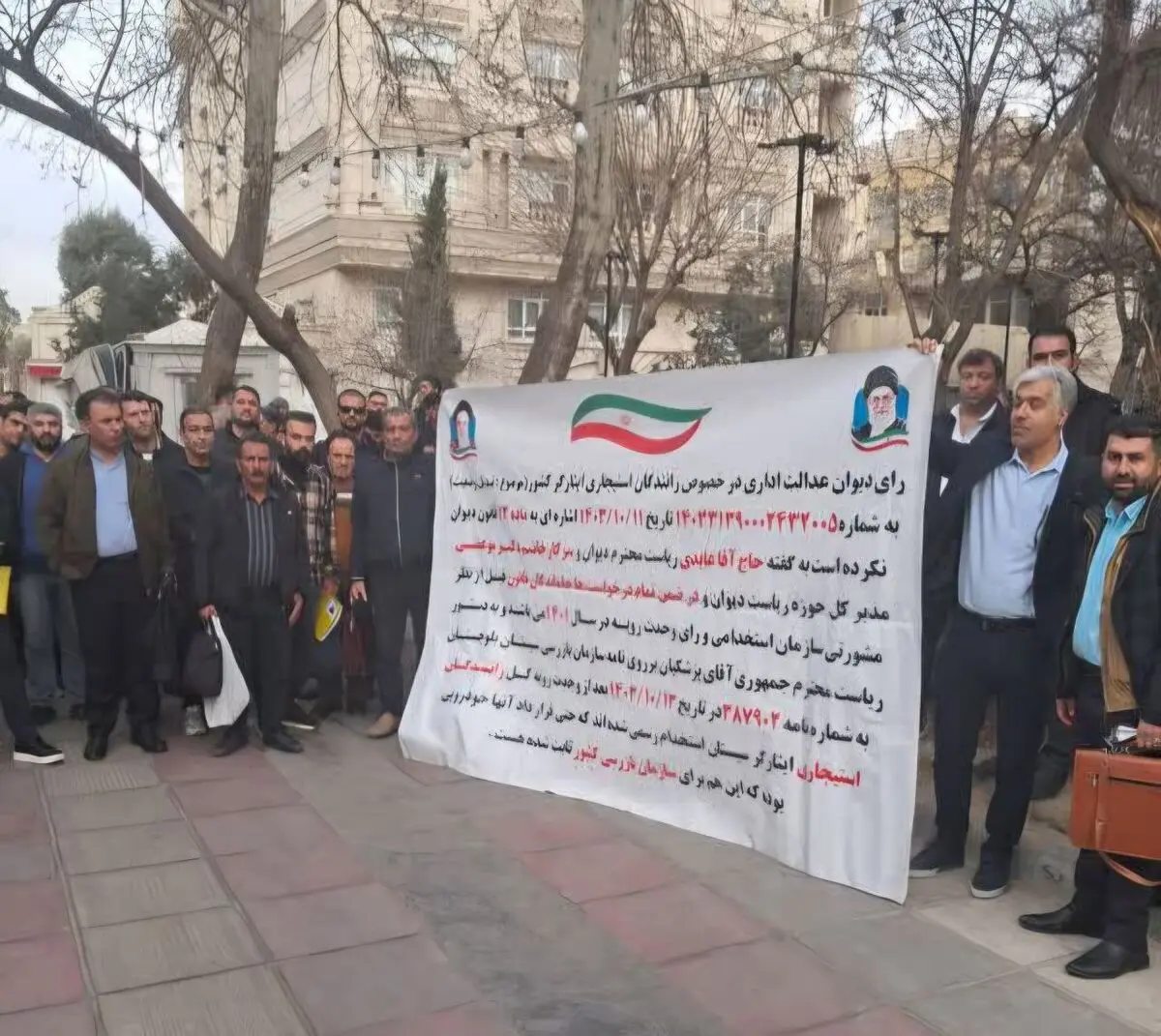 تجمع رانندگان استیجاری مقابل نهاد ریاست جمهوری/ «تبدیل وضعیت» حق مسلم ماست