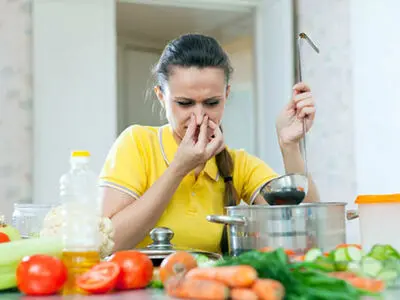 برای رفع بوی سوختگی از غذا چه باید کرد؟