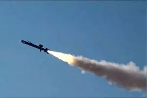 انهدام یک فروند موشک کروز آمریکایی در آسمان کهنوج+ عکس