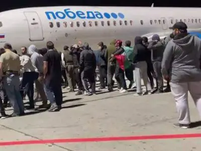 اعتراض مردم داغستان به ورود هواپیمای رژیم صهیونیستی/ فرودگاه «محج قلعه» تعطیل شد