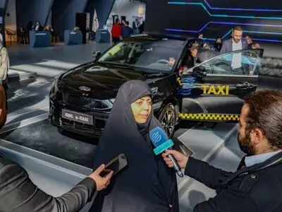 بازدید سرپرست سازمان تاکسیرانی از غرفه کرمان موتور