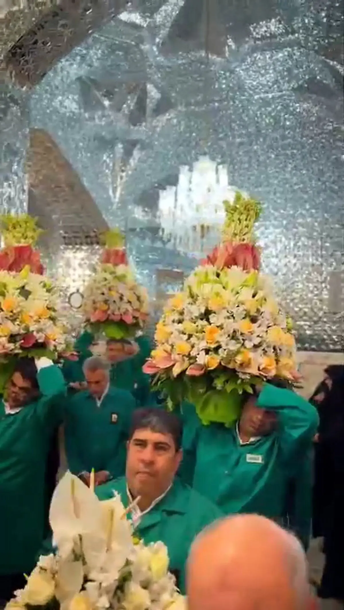 گل آرایی حرم حضرت معصومه (س) در آستانه ولادتشان+ فیلم