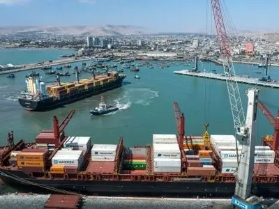 کارگران معترض بنادر شیلی کارفرمایان را تهدید به قطع مسیر صادرات و واردات کردند