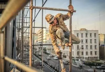 ۵هزار سهمیه برای ۵۰۰هزار کارگر ساختمانی؟ / ۱۰ سال صبر کنید تا از بیمه اجتماعی بهرمند شوید!