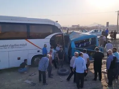یک جانباخته و ۱۸ زخمی بر اثر برخورد مینی بوس حامل کارگران با اتوبوس