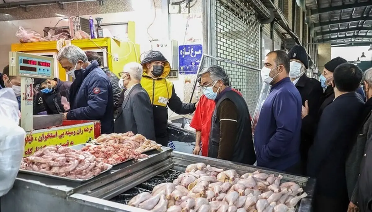 بازگشت صف خرید مرغ در ارومیه همزمان با آغاز پیک پنجم کرونا/ ممنوعیتی برای فروش قطعه بندی و بیشتر از قیمت مصوب نداریم