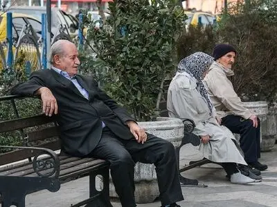 اقدام زیبای یک مغازه دار برای کمک به عابران خسته + تصویر