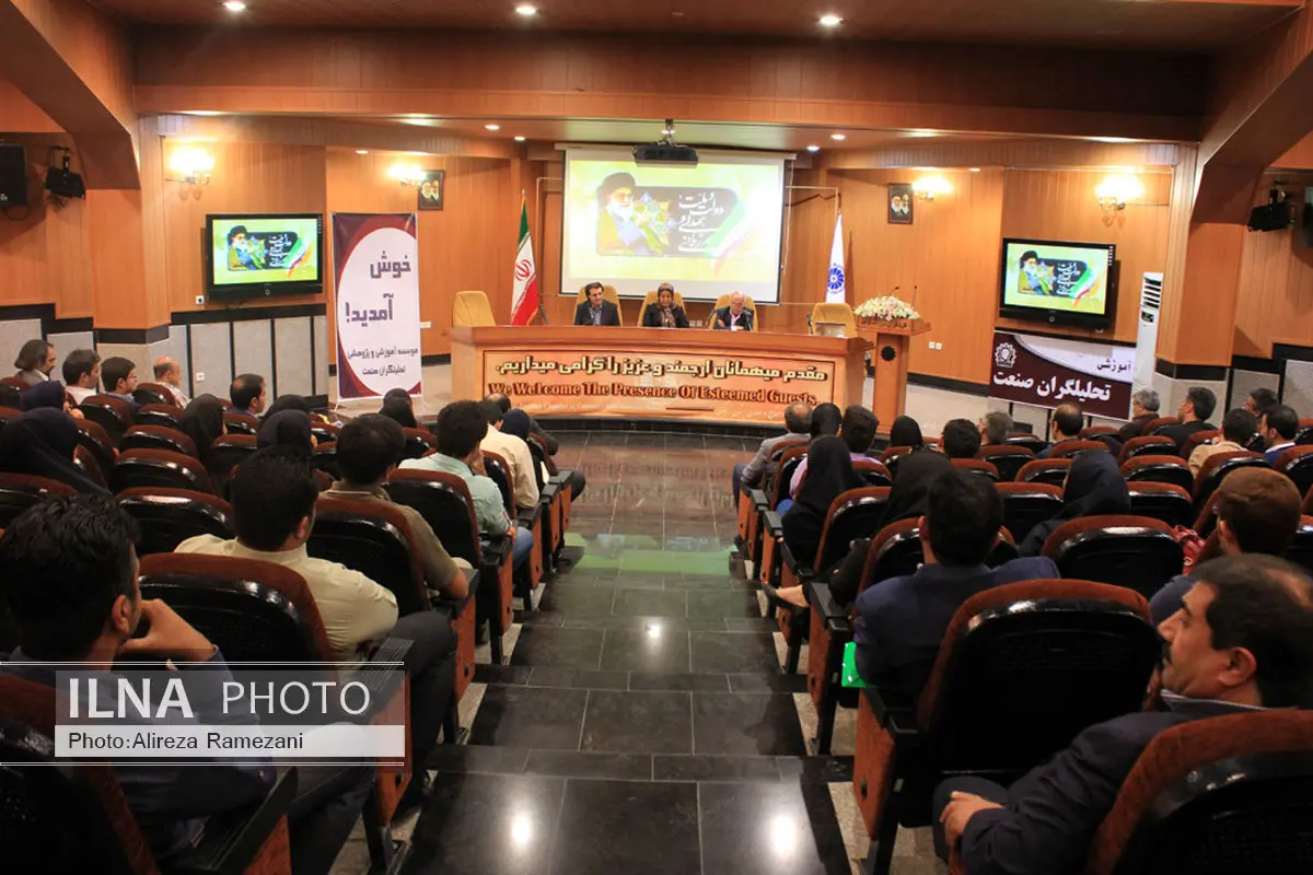 سمینار استاد رونق کسب و کار خود شویم برگزار شد