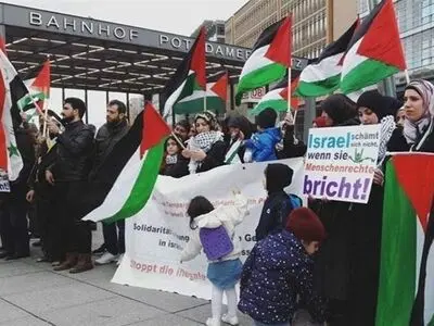  Palestinian Prisoners to Continue Hunger Strike