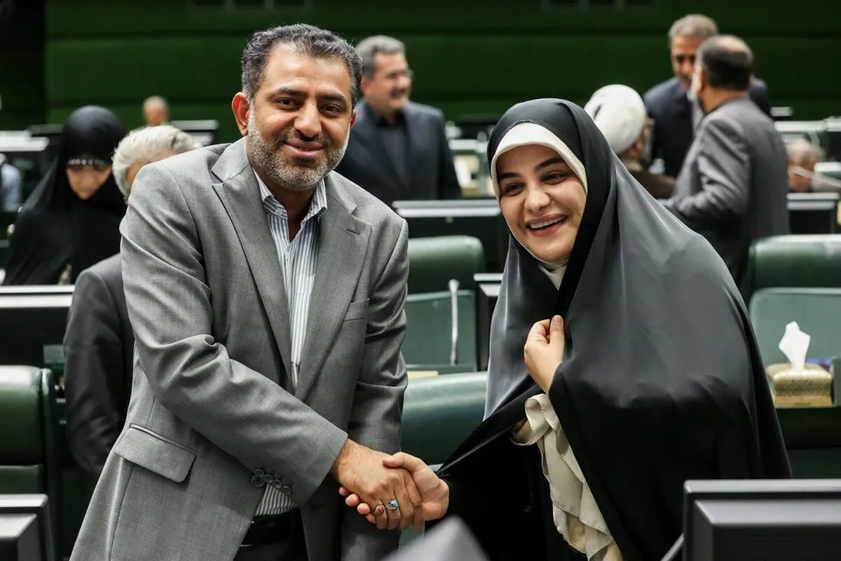 عکس یادگاری خواهر و برادر نماینده در افتتاحیه مجلس دوازدهم