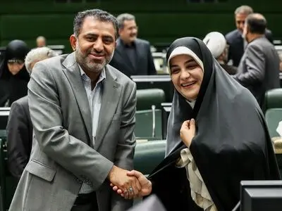 عکس یادگاری خواهر و برادر نماینده در افتتاحیه مجلس دوازدهم