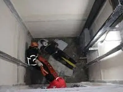 نجات کارگر سقوط کرده در چاه آسانسور 