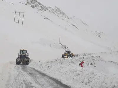 راه 129 روستای قزوین با بارش برف مسدود شد