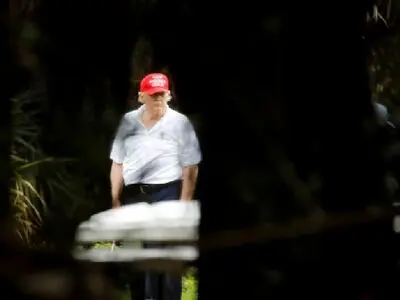Trump took classified items to Mar-a-Lago, National Archives says