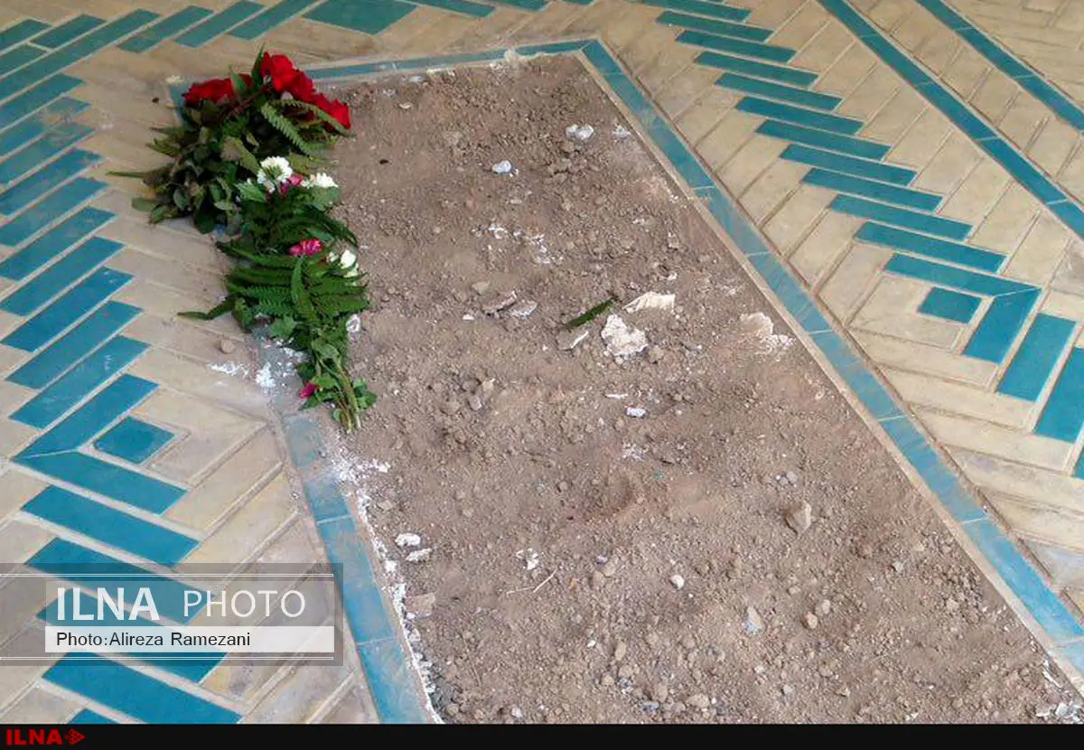 سنگ مزار آرامگاه استاد ایرج افشار مفقود شد