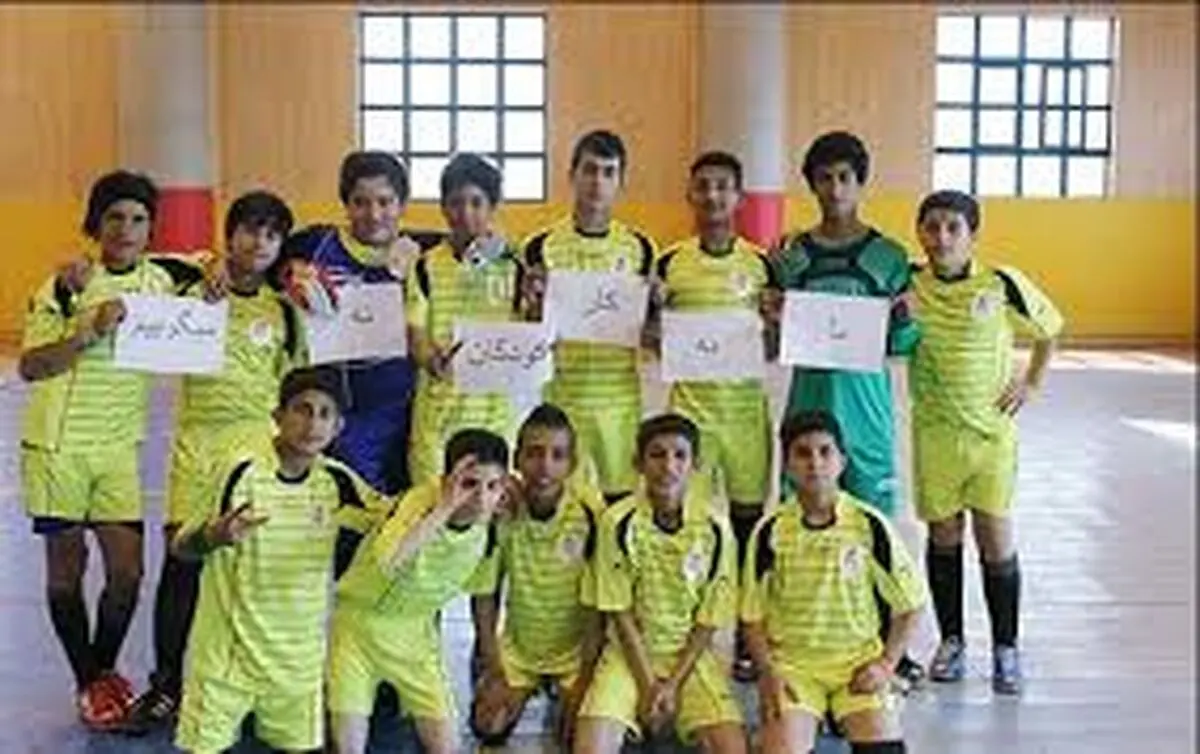 کودکان کار پا به توپ می‌شوند