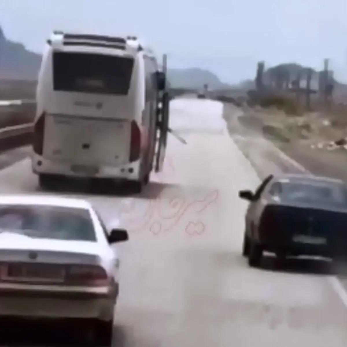 لجبازی بچه‌گانه اتوبوس و پژو وسط جاده حادثه آفرید + فیلم
