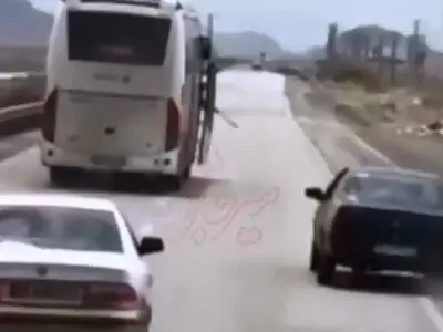 لجبازی بچه‌گانه اتوبوس و پژو وسط جاده حادثه آفرید + فیلم